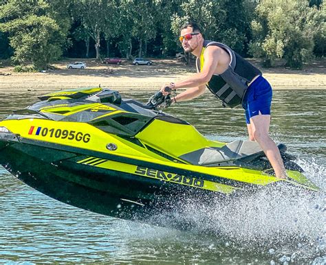 O pereche de nași ținând un bebeluș în brațe