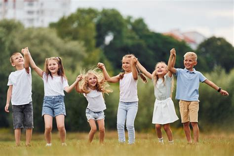 Copil care se joacă în aer liber vara