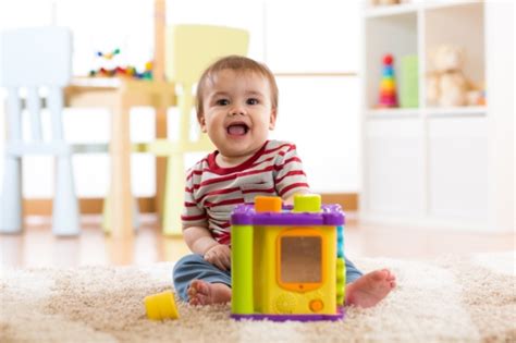 Dezvoltarea fizica si cognitiva a bebelusului la 6 luni