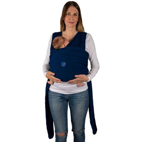 Fotografie cu un nou-născut purtat într-un sistem ergonomic, în poziție verticală, lângă mamă