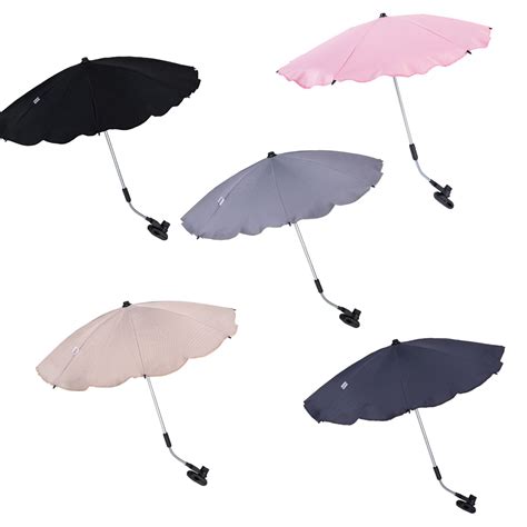 Bebeluș protejat de soare cu umbrelă pe cărucior