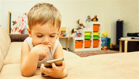Copil uitându-se la ecranul telefonului