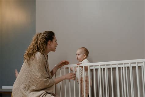 Imagine: camera bebelușului amenajată pentru somn liniștit, culori blânde