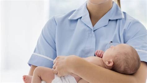 Bebeluș dormind în brațele mamei