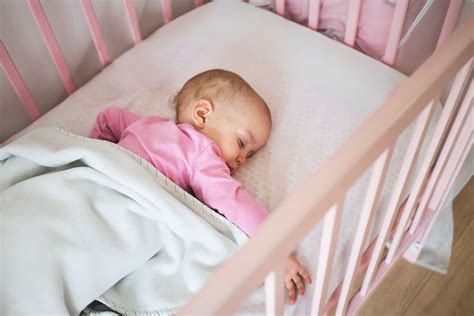 Copil odihnindu-se în pătuț