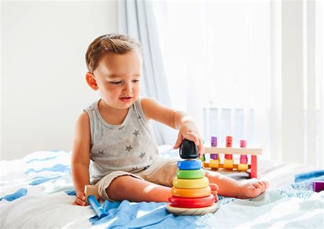 Copil de 2 ani care mănâncă fructe