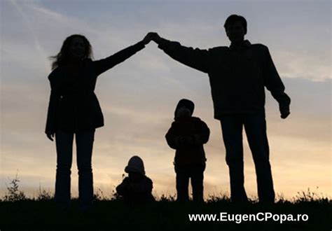 Părinți și copil la masă