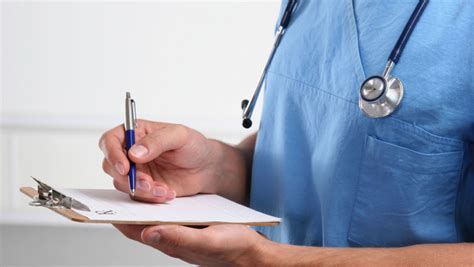 Imagine cu un medic examinând ochii unui pacient