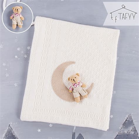 Nou-născut înfășurat într-o păturică