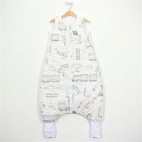 Copil care se joacă liber într-un sac de dormit cu picioare