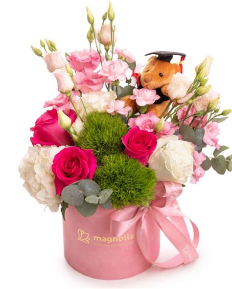 Aranjament floral cu trandafiri roz și albi pentru nou-născut