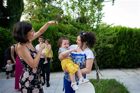 Traditii la aniversarea de 1 an: taierea motului si ruperea turtei