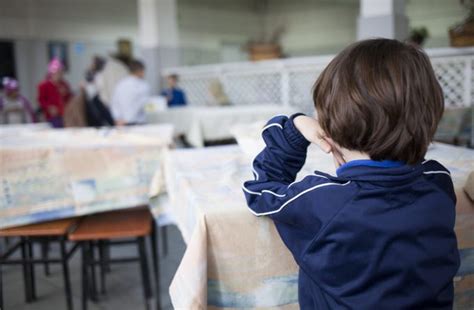 Copil suflând într-un recorder