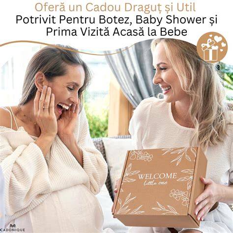 Foto de baby shower cu cadouri si copil in prim-plan
