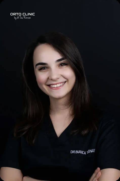 Portret profesional al Dr. Veronica Crișan într-un mediu clinic