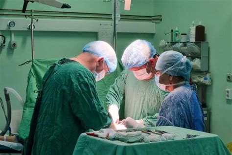 Medicul anestezist discutând cu pacientul