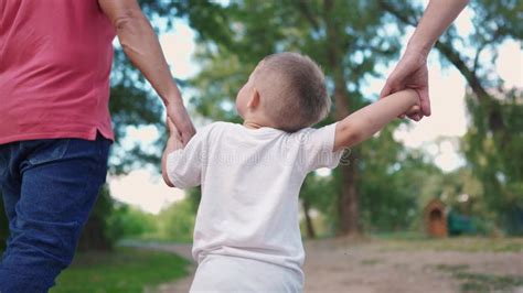 Copil vorbind cu părinții