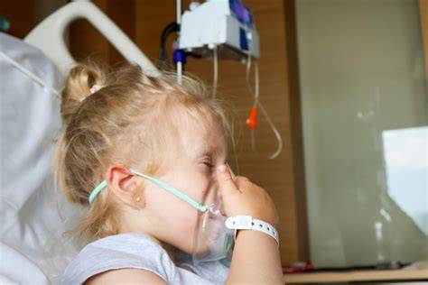 Imaginea unui medic pediatru atent, cu copii în jur