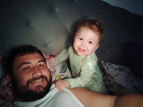 Copil drăgălaș, îmbrăcat ca un mic prinț