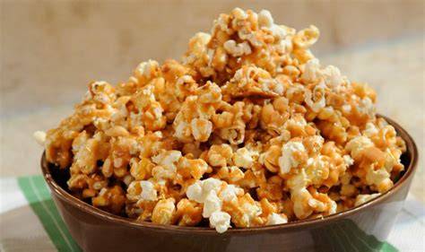 Infografic: comparativul dintre popcorn simplu și popcorn cu adaosuri
