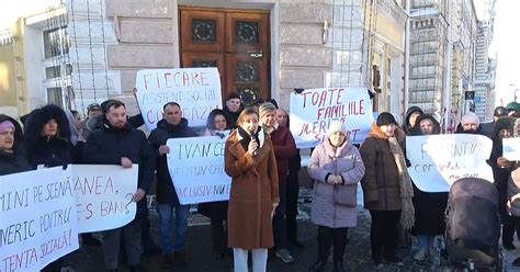 Părinți protestând cu pancarte