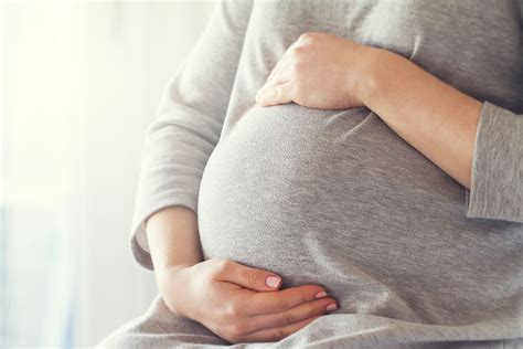 femeie însărcinată vorbind cu burtica