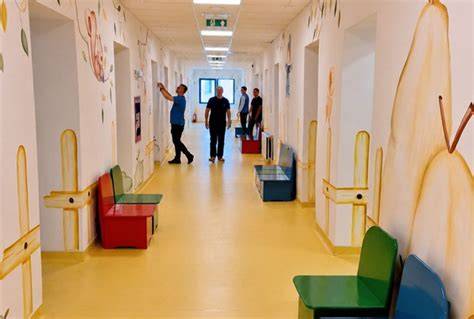 Fotografie din interiorul Spitalului de copii în construcție, cu echipa Dăruieşte Viaţă