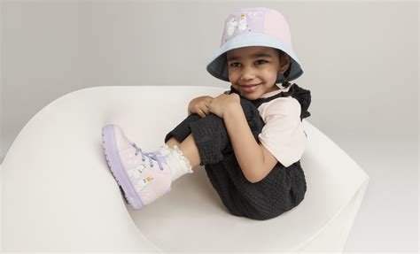 Copil purtând pantofi cu LED-uri care luminează