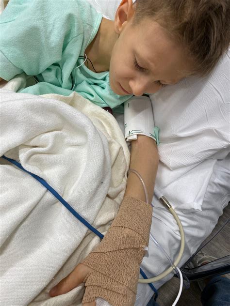 Femeie care aleargă ușor în parc cu un copil în brațe