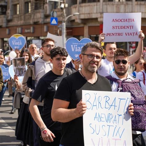 Pancarte la Marşul pentru viaţă: mesaje anti-avort şi pro-familie tradiţională