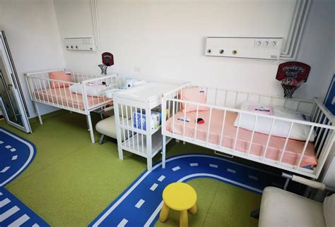 Imagine cu sala decorată colorat în holul Secției de Pediatrie