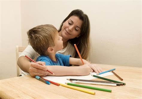 Femeie primind ajutoare pentru copii