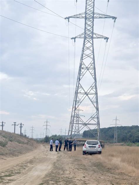 Izolatori de înaltă tensiune pe un stâlp de electricitate