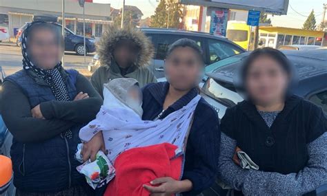 Femeie odihnindu-se cu nou-născutul în brațe