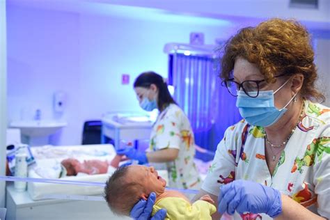 Nou-născut îngrijit în secția de neonatologie