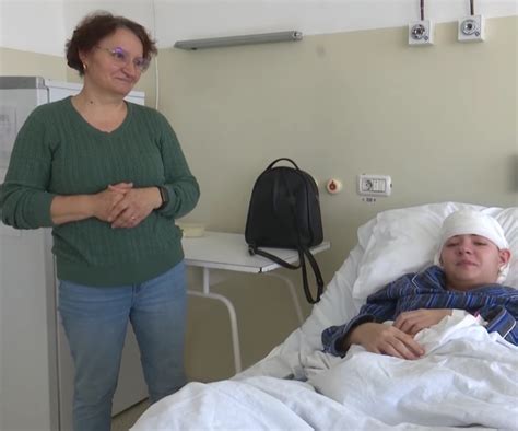 Andreea Bănică pe patul de spital cu bebelușul