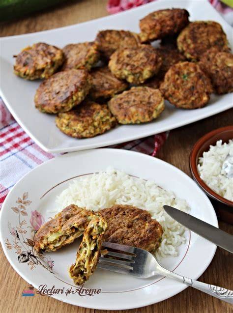 Chifteluțe din dovlecei cu feta, așezate în tavă