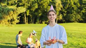 Femeie dând naștere în aer liber