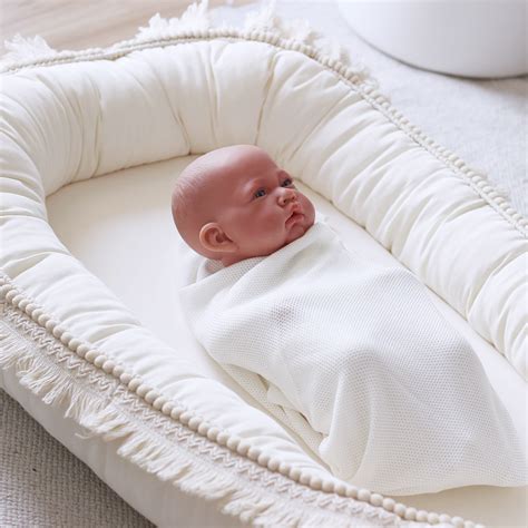 Bebelus dormind intr-un babynest