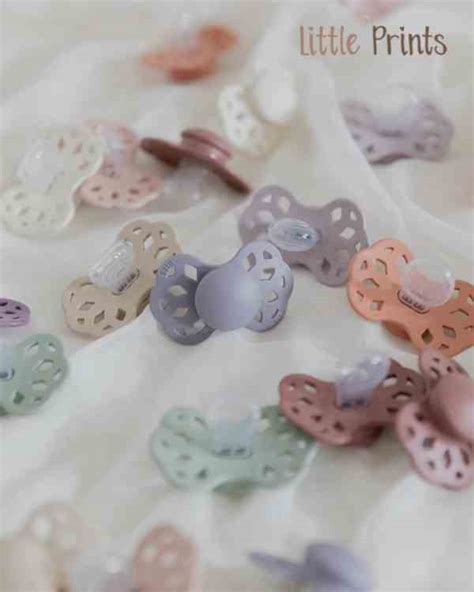 Gamă variată de suzete colorate și moderne