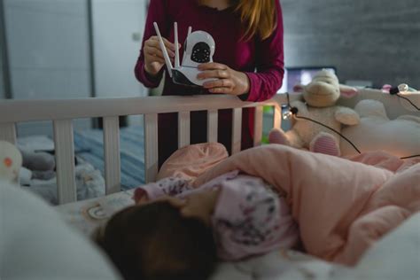 bebeluș gângurind și interacționând cu părinții