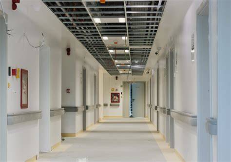Fotografie dintr-un centru medical modern, săli de operație și spații de îngrijire