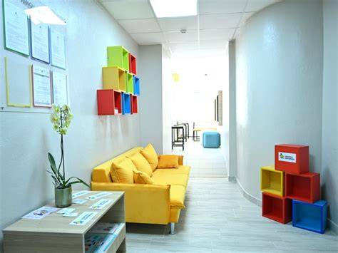 Imaginea unui centru maternal adecvat, cu spaţii pentru cupluri mamă-copil, să incit totodată vizualitatea cititorului