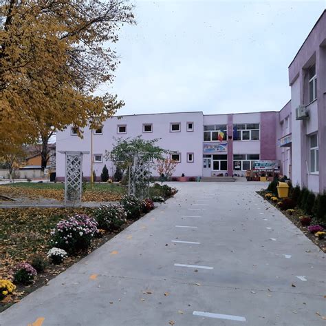 Imagine a centrului Phoenix Craiova, interior modern și spații dedicate copiilor