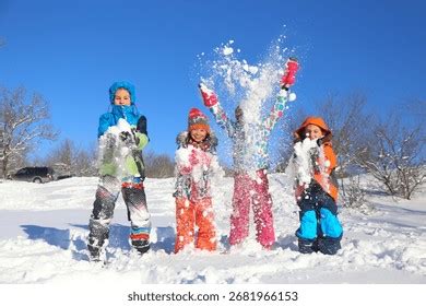 copil fericit la joacă în zăpadă