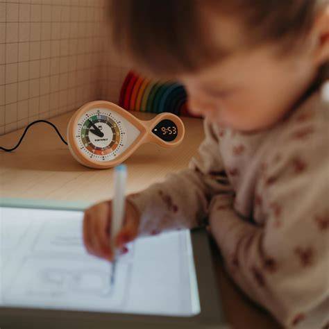 Diagramă: etapele învățării timpului cu KidyAlarm (analog → numeric → digital)