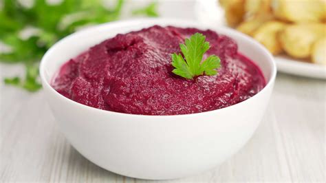 Bebeluș savurând piure de sfeclă roșie