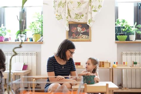 Copii interacționând în mediul Montessori, demonstrând abilități sociale