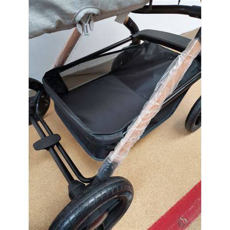 Schema comparativă: Miinimo 3 cu landoul semi-rigid atașat vs. carucior compact obișnuit
