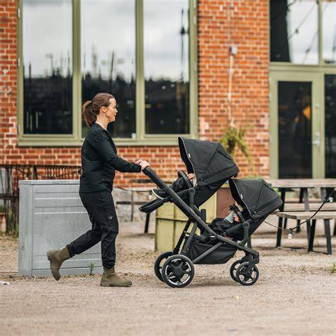Thule Sleek în parc, plimbare urbană